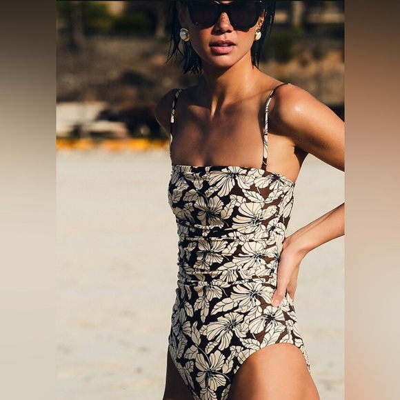 Ruched bandeau one-piece swimsuit in floral - Picture 3 of 6